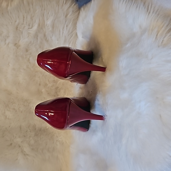 SHINY RED PUMPS - Picture 3 of 3